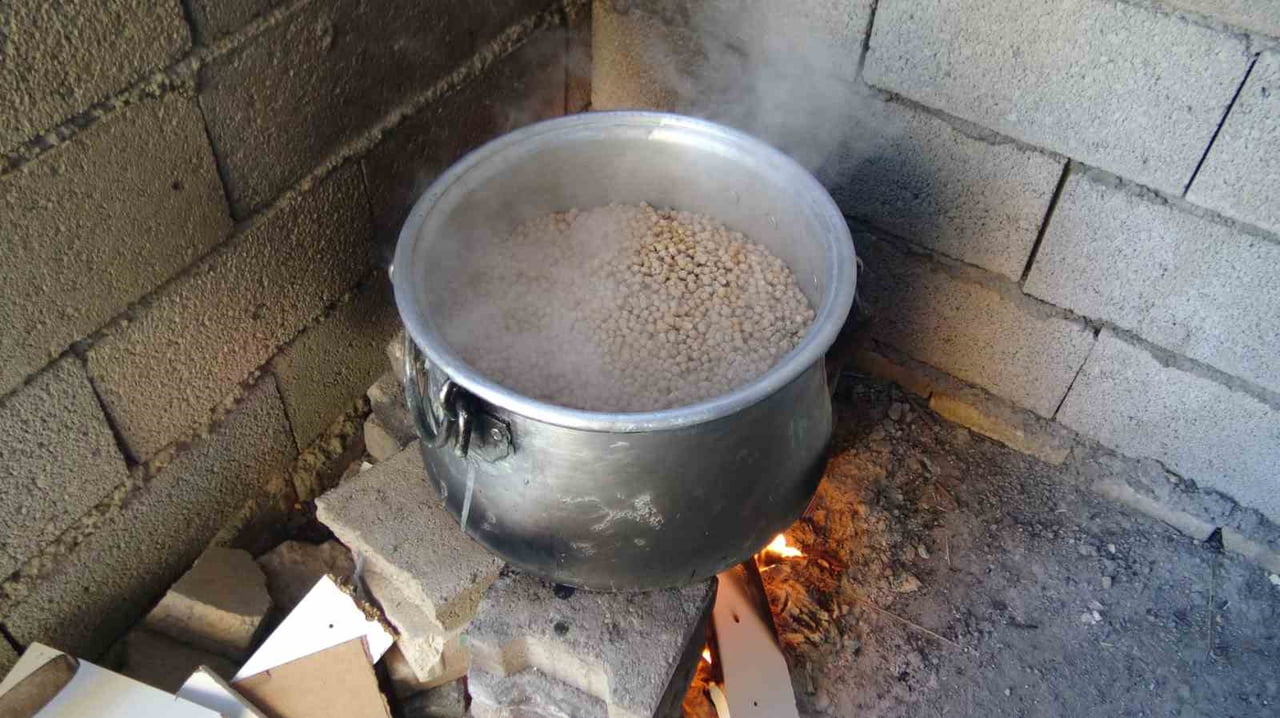 BATMAN'IN GERCÜŞ İLÇESİNDE, GELENEKSEL YÖNTEMLERLE VE BÜYÜK BİR EMEKLE HAZIRLANAN "KUMDA LEBLEBİ"...