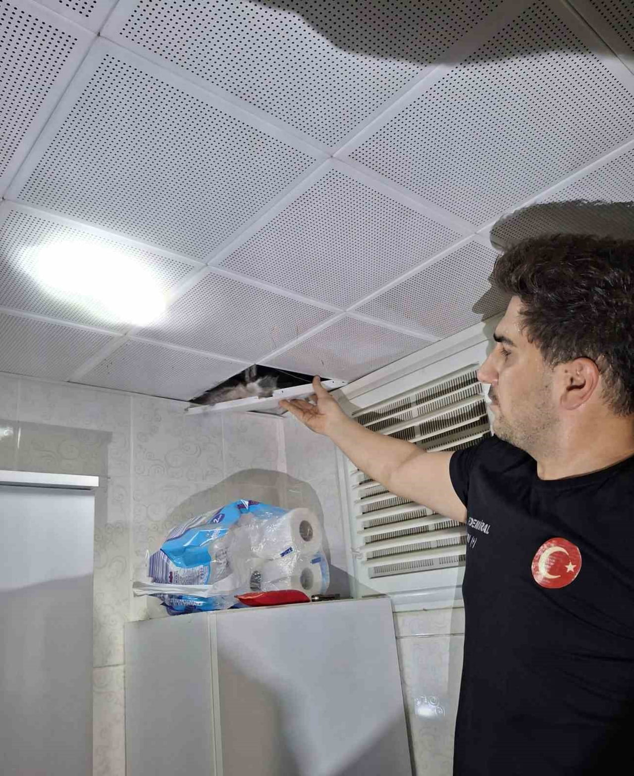 BATMAN’DA ASMA TAVANDA SIKIŞAN 5 GÜVERCİN İTFAİYE TARAFINDAN KURTARILDI.