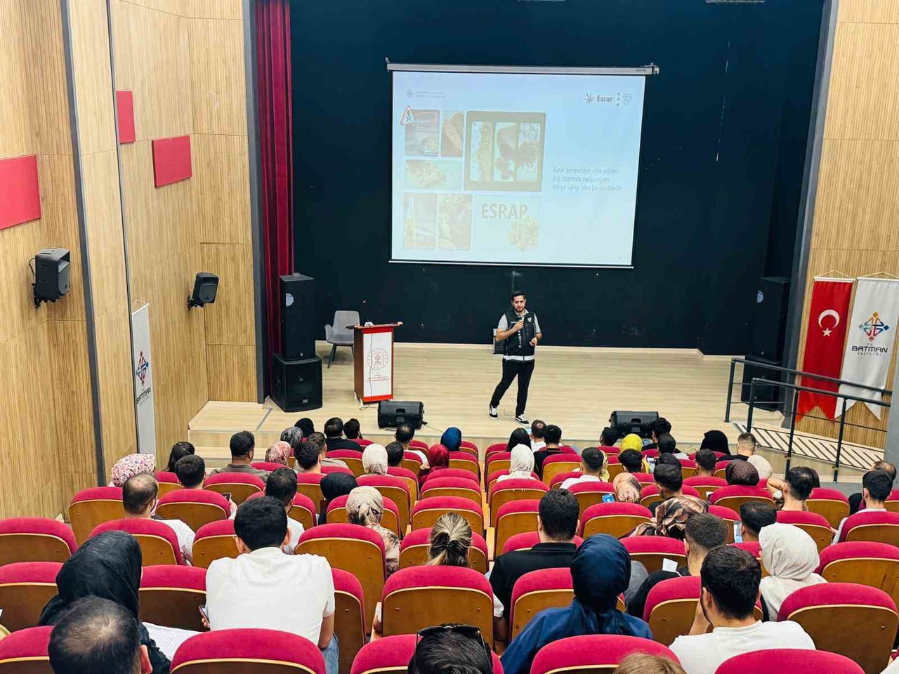 BATMAN’DA BAĞIMLILIKLA MÜCADELEDE BATMAN MODELİ EVLENECEK GENÇLERLE BULUŞTU