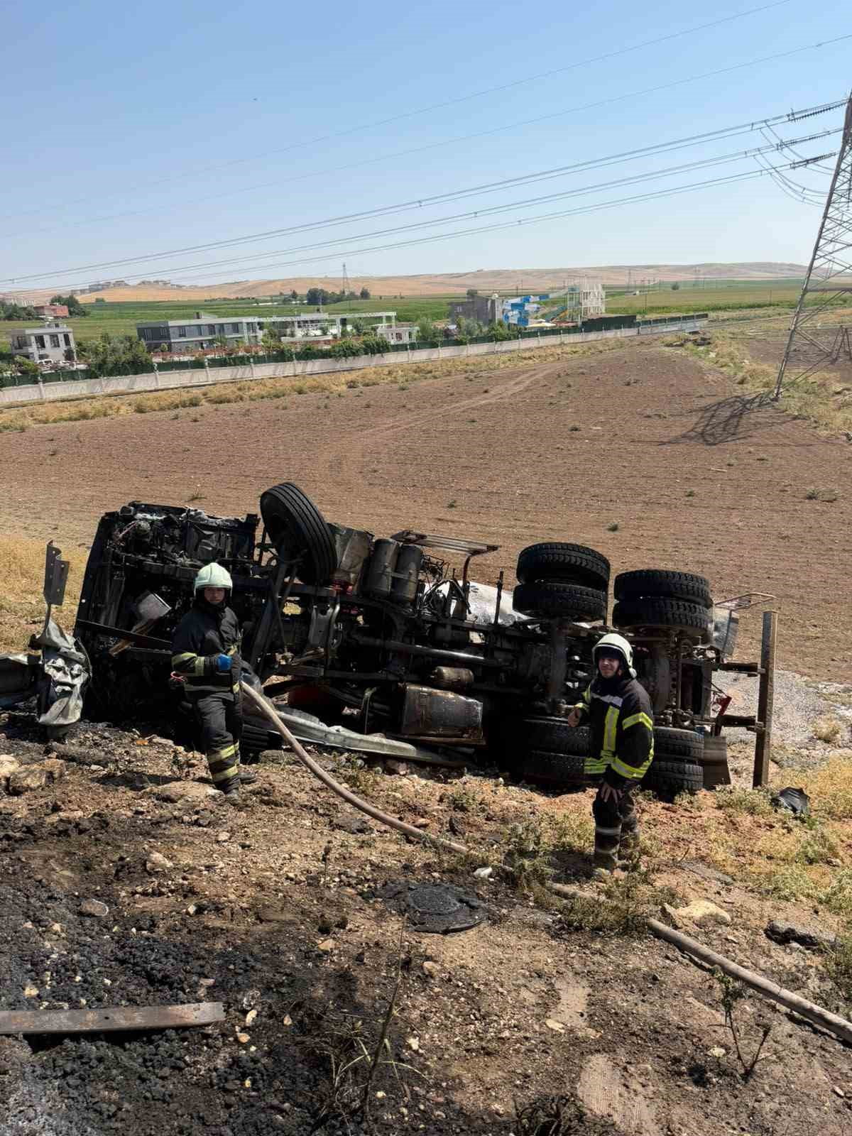 BATMAN’DA BETON MİKSERİNİN ŞARAMPOLE YUVARLANMASI SONUCU MEYDANA GELEN TRAFİK KAZASINDA SÜRÜCÜ...
