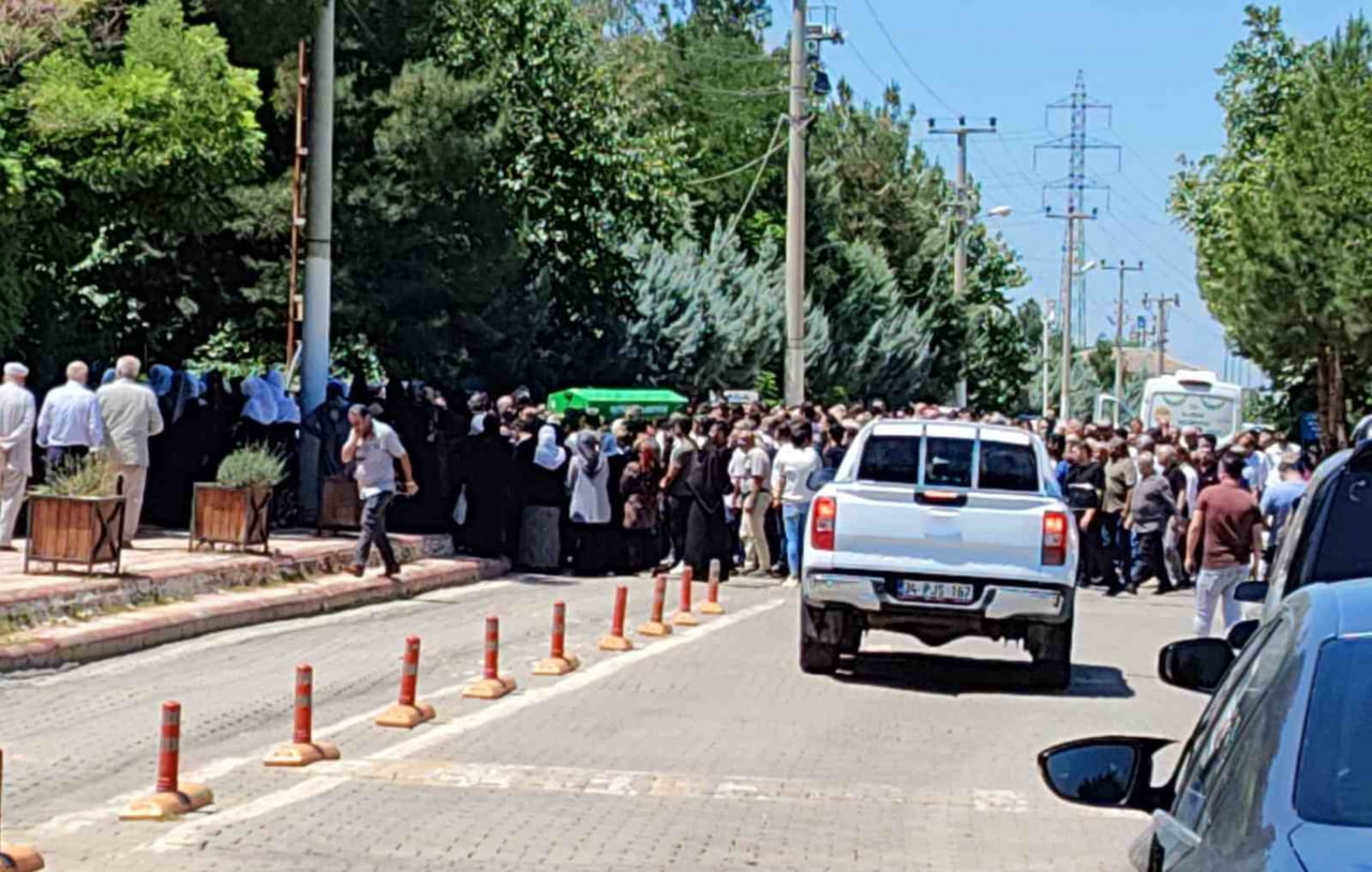 BATMAN’DA ÇAMLICA MAHALLESİ ASRİ MEZARLIĞI’NDA DÜN MEYDANA GELEN SİLAHLI SALDIRIDA YAŞAMINI...