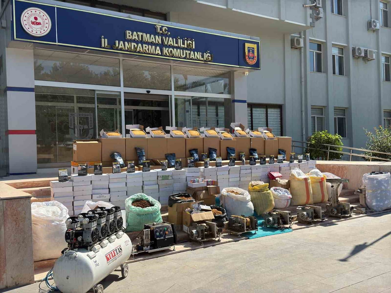 BATMAN’DA JANDARMA EKİPLERİNCE DÜZENLENEN KAÇAKÇILIK OPERASYONUNDA YÜZ BİNLERCE MAKARON, YÜZLERCE...