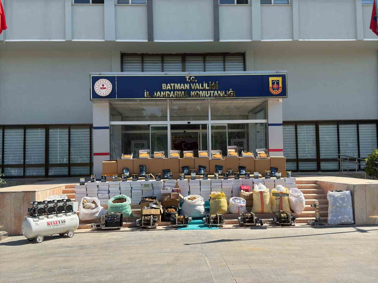 BATMAN’DA JANDARMA EKİPLERİNCE DÜZENLENEN KAÇAKÇILIK OPERASYONUNDA YÜZ BİNLERCE MAKARON, YÜZLERCE...