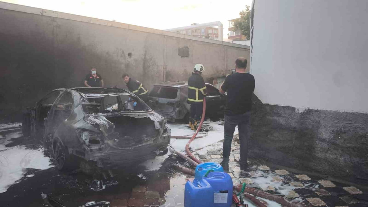 BATMAN’DA PARK HALİNDEKİ 3 OTOMOBİL ALEV TOPUNA DÖNDÜ