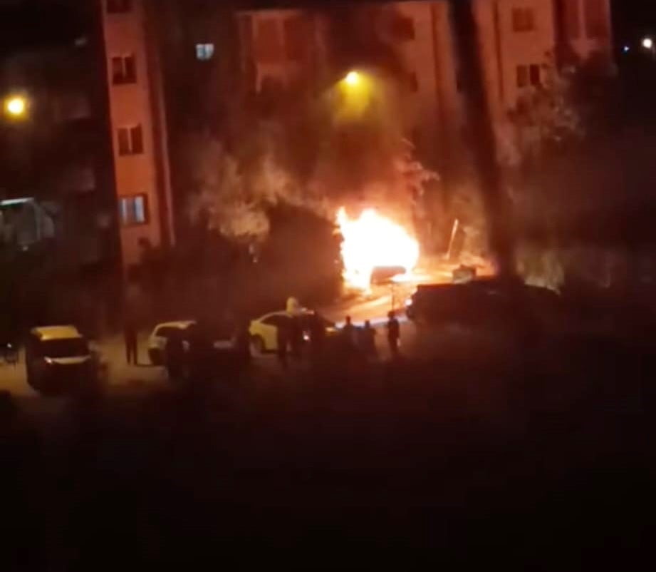 BATMAN’DA PARK HALİNDEKİ BİR OTOMOBİL, HENÜZ BİLİNMEYEN BİR NEDENLE ÇIKAN YANGINDA KULLANILAMAZ...