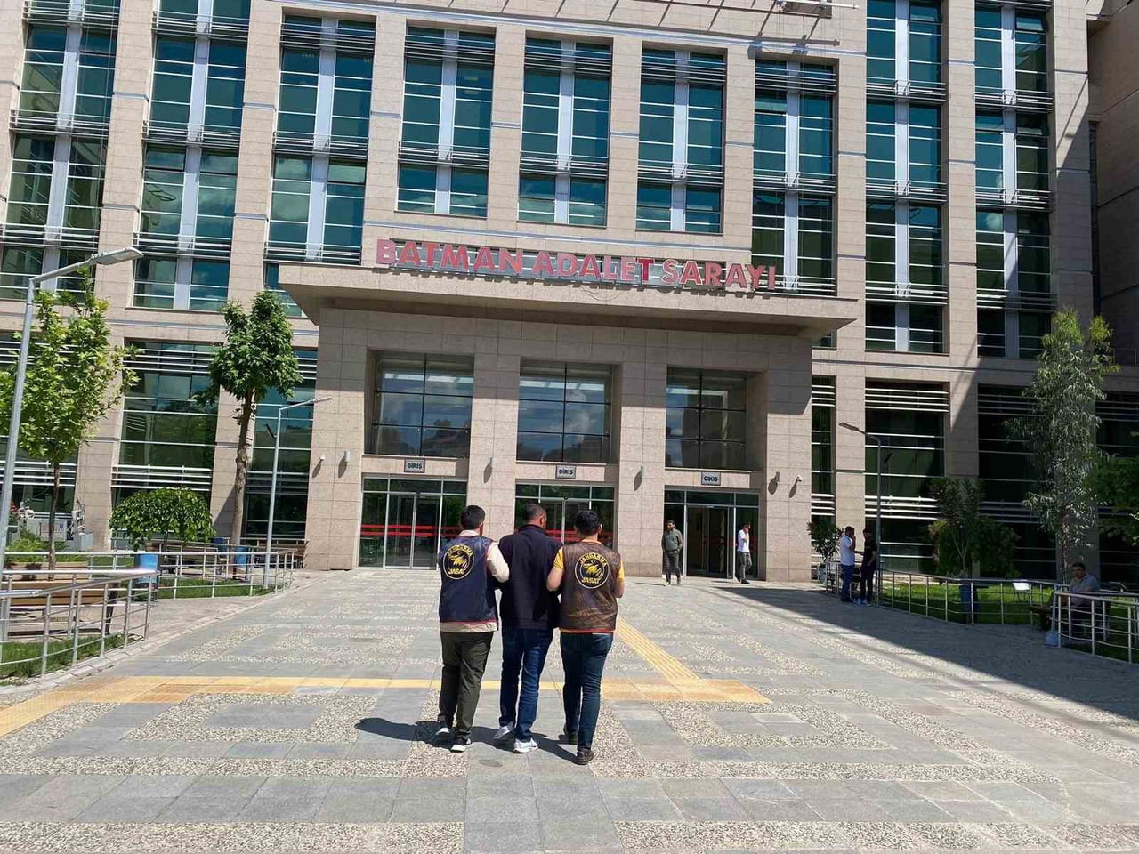 BATMAN İL JANDARMA KOMUTANLIĞI EKİPLERİ, ARANAN ŞAHISLARIN YAKALANMASINA YÖNELİK YÜRÜTTÜĞÜ...