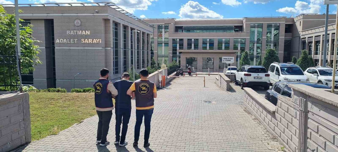 BATMAN İL JANDARMA KOMUTANLIĞI EKİPLERİ, ARANAN ŞAHISLARIN YAKALANMASINA YÖNELİK YÜRÜTTÜĞÜ...