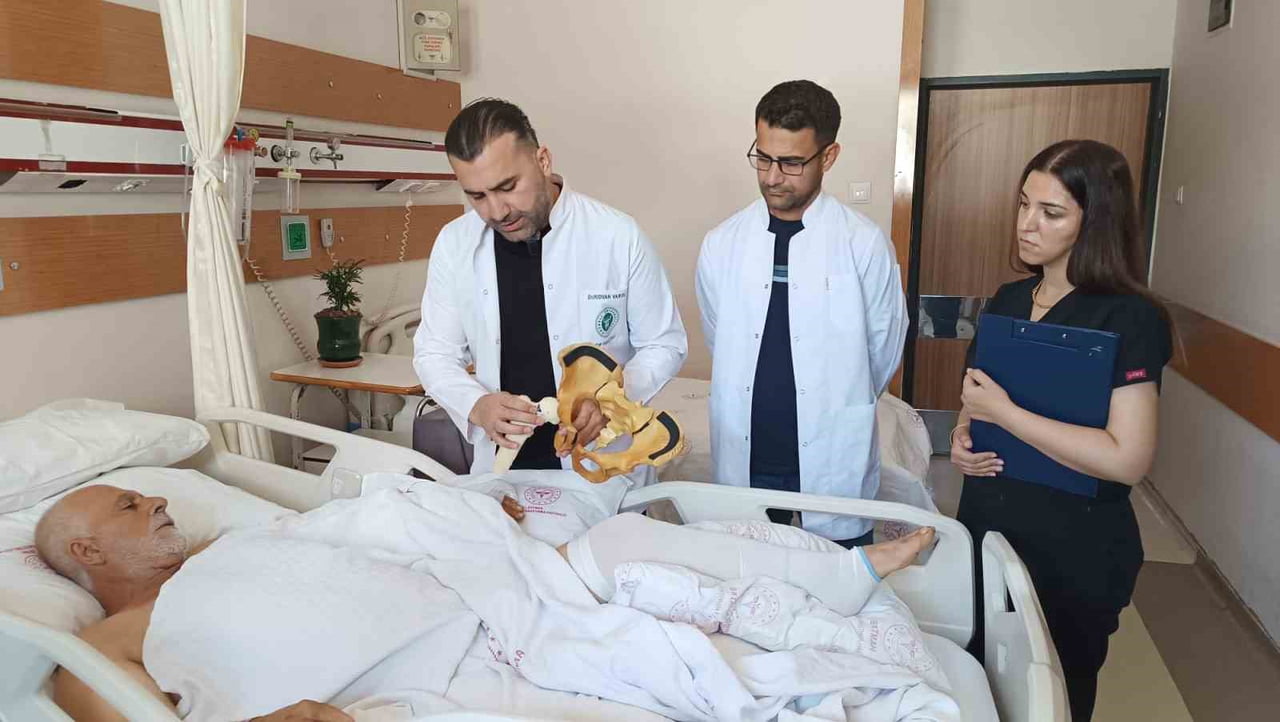 BATMAN’IN GERCÜŞ İLÇESİNDE KAYISI TOPLARKEN AĞAÇTAN DÜŞEREK AĞIR YARALANAN 58 YAŞINDAKİ ORHAN...