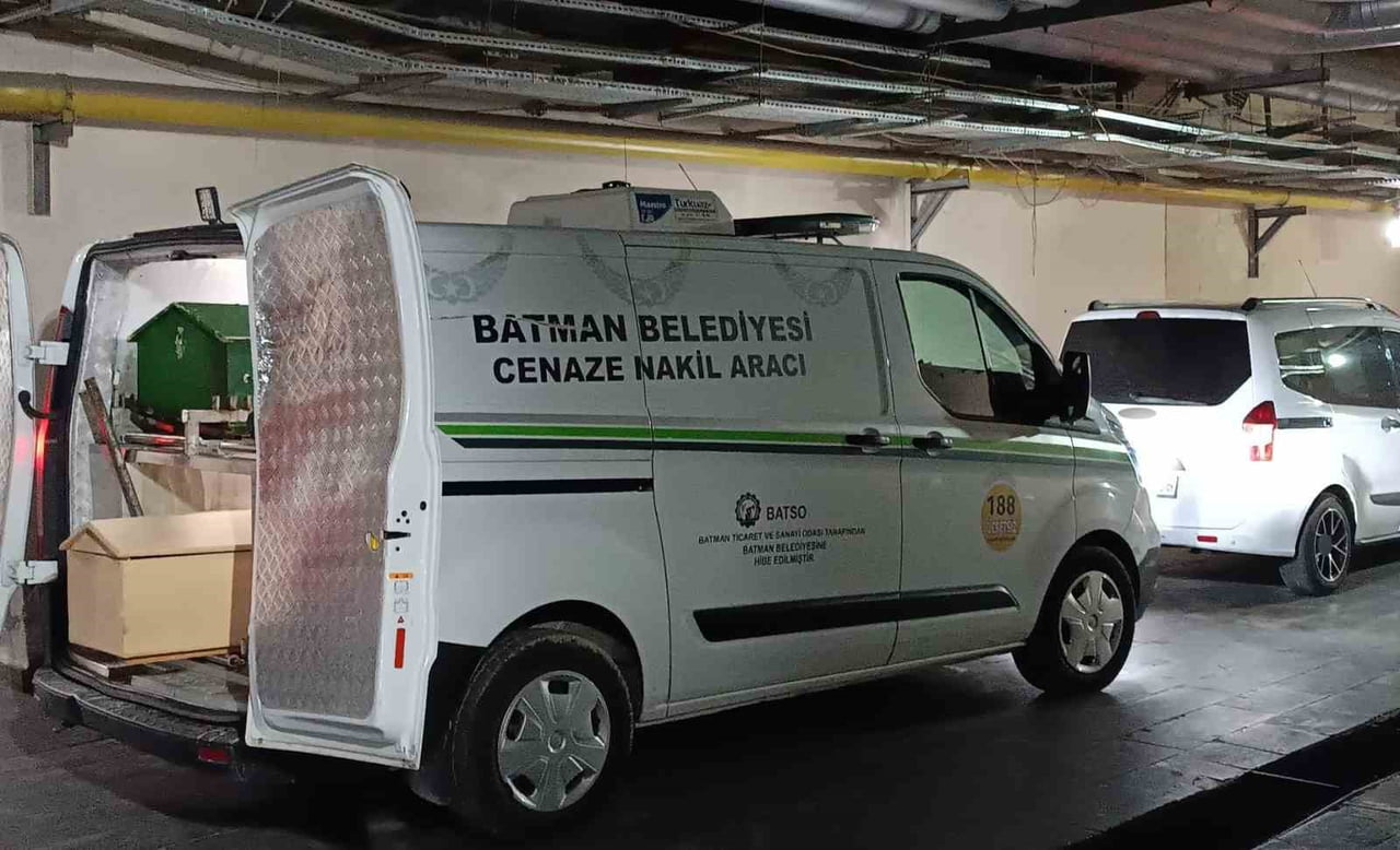 BATMAN KENT MERKEZİNDE GECE GEÇ SAATLERDE MEYDANA GELEN FECİ TRAFİK KAZASINDA, OTOMOBİL İLE...