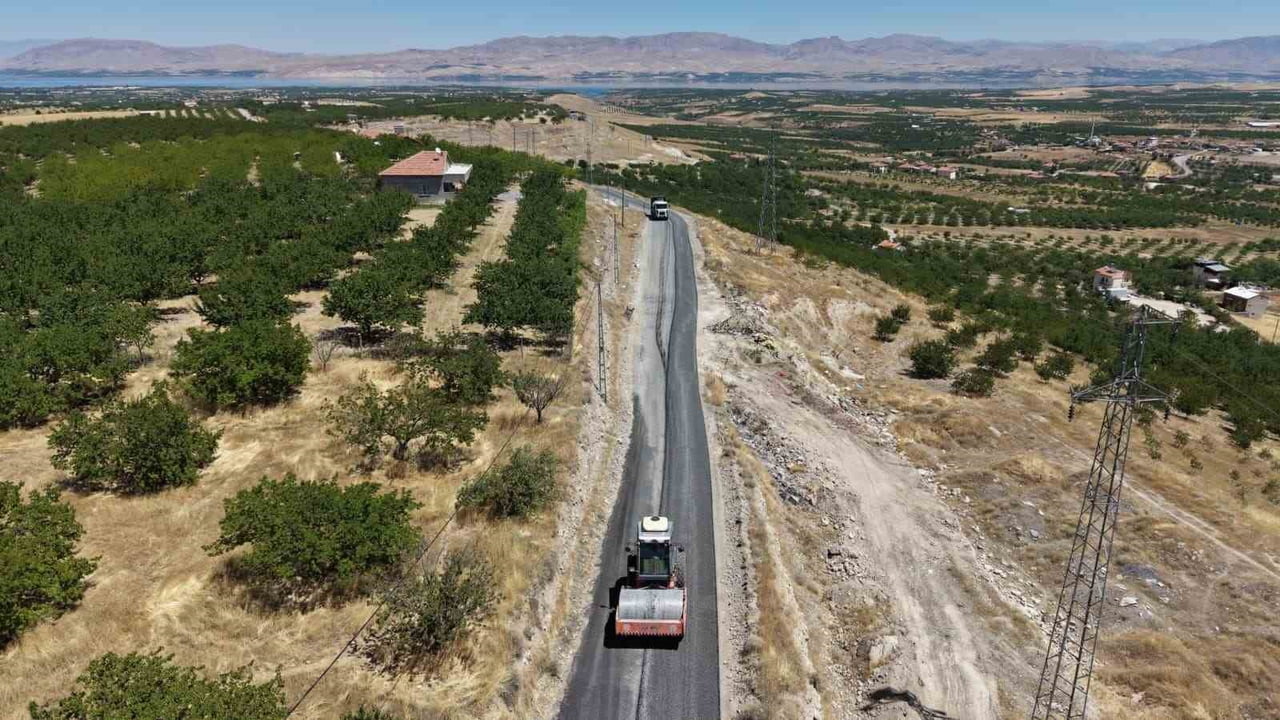 BATTALGAZİ'DE ASFALT ÇALIŞMALARI SÜRÜYOR