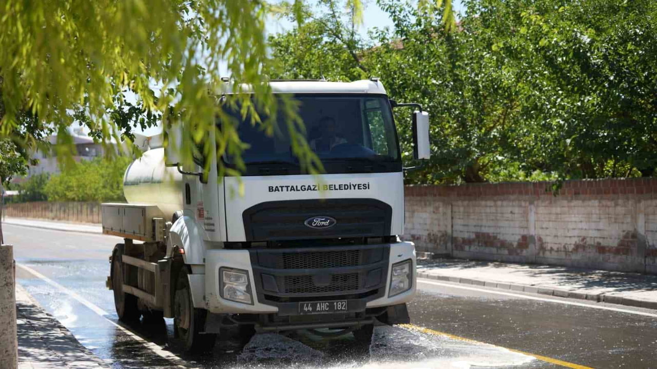 BATTALGAZİ'DE TEMİZLİK VE PAZAR DENETİMLERİ SÜRÜYOR