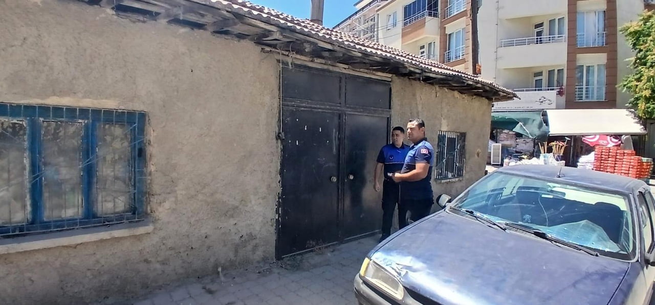 BATTALGAZİ İLÇESİNDE SAĞLIKSIZ ŞARTLARDA KAYISI DEPOLAYAN İŞ YERİ MÜHÜRLENEREK FAALİYETTEN MEN...