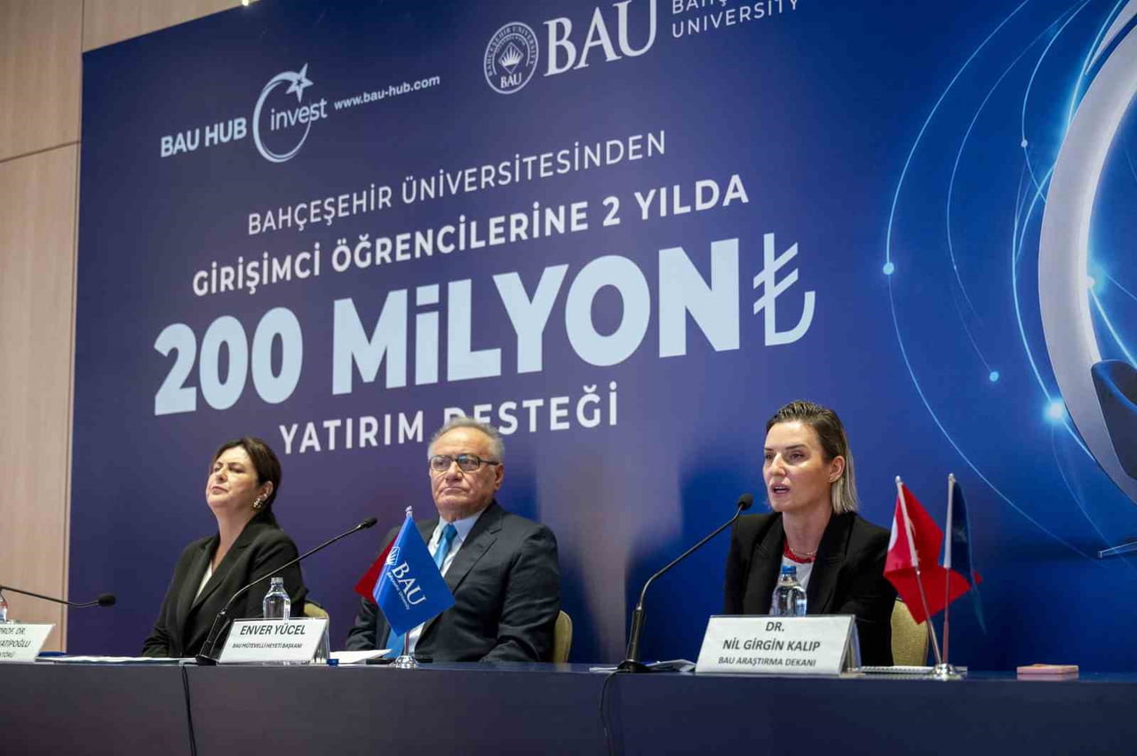 BAU MÜTEVELLİ HEYETİ BAŞKANI ENVER YÜCEL (ORTADA), BAU REKTÖRÜ PROF. DR. ESRA HATİPOĞLU (SOLDA)...