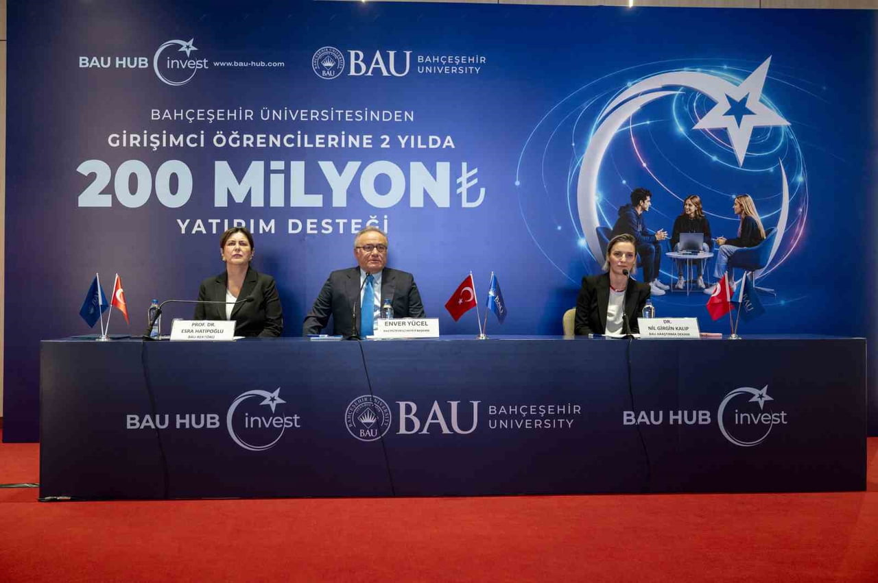 BAU MÜTEVELLİ HEYETİ BAŞKANI ENVER YÜCEL (ORTADA), BAU REKTÖRÜ PROF. DR. ESRA HATİPOĞLU (SOLDA)...