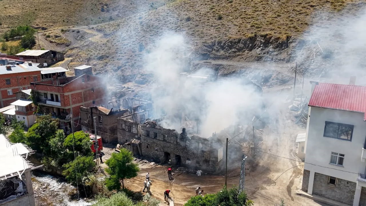 BAYBURT'TA ÇIKAN YANGINDA HASAR GÖREN 5 EV VE 3 SAMANLIK HAVADAN GÖRÜNTÜLENDİ