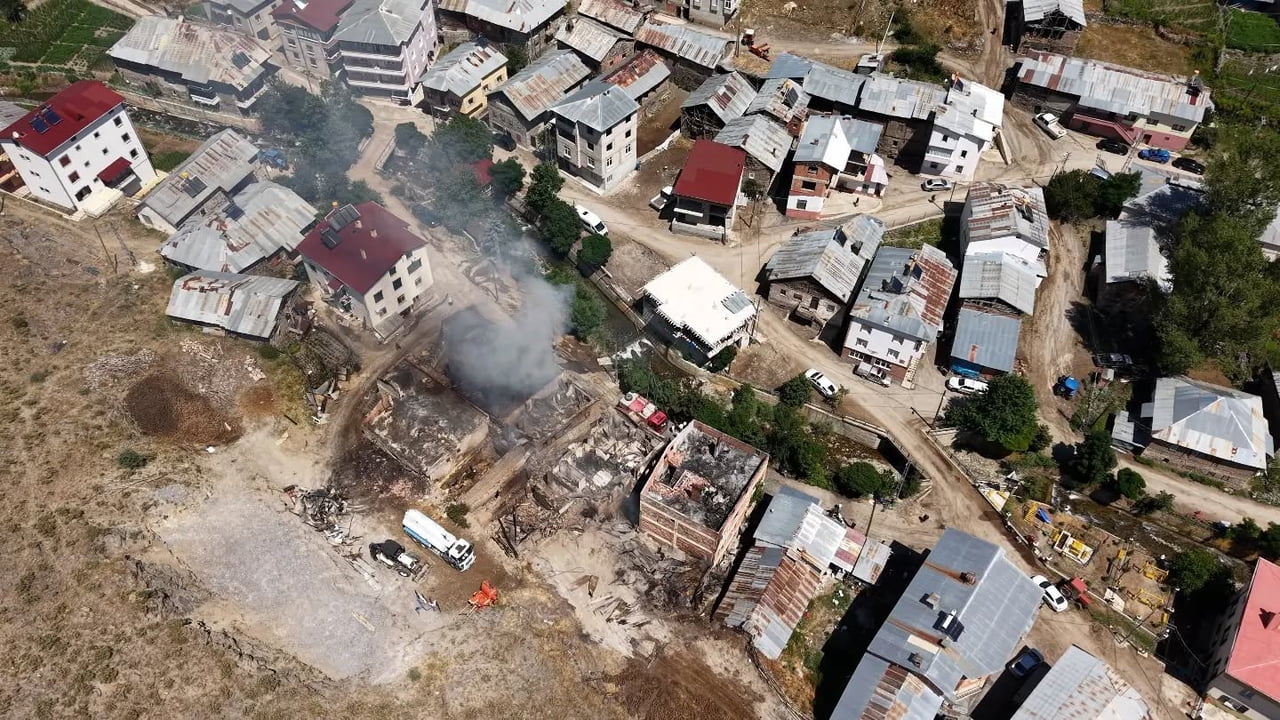 BAYBURT'TA ÇIKAN YANGINDA HASAR GÖREN 5 EV VE 3 SAMANLIK HAVADAN GÖRÜNTÜLENDİ