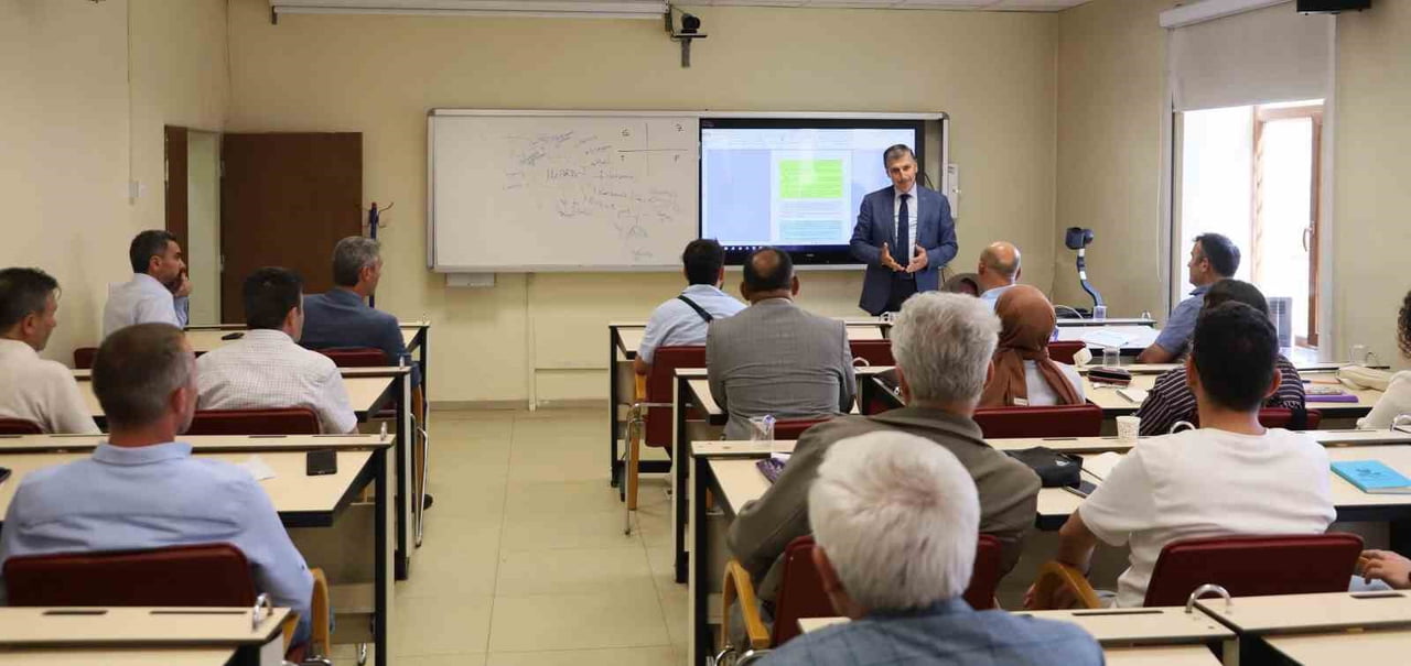 BAYBURT’TA 'EĞİTİM KURUMLARI YÖNETİCİ YETİŞTİRME SERTİFİKA PROGRAMI' BAŞLAD