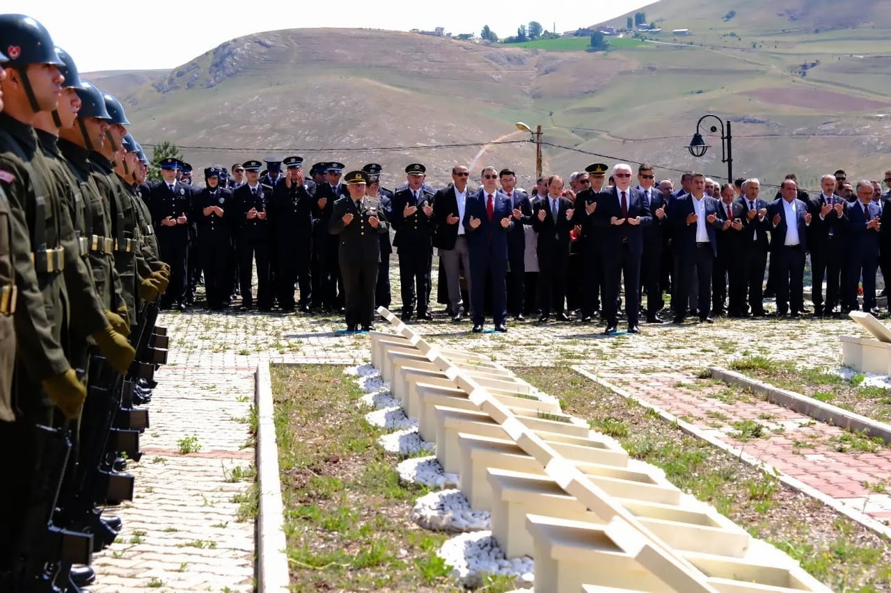 BAYBURT’TA 15 TEMMUZ ŞEHİTLERİ DUALARLA ANILDI