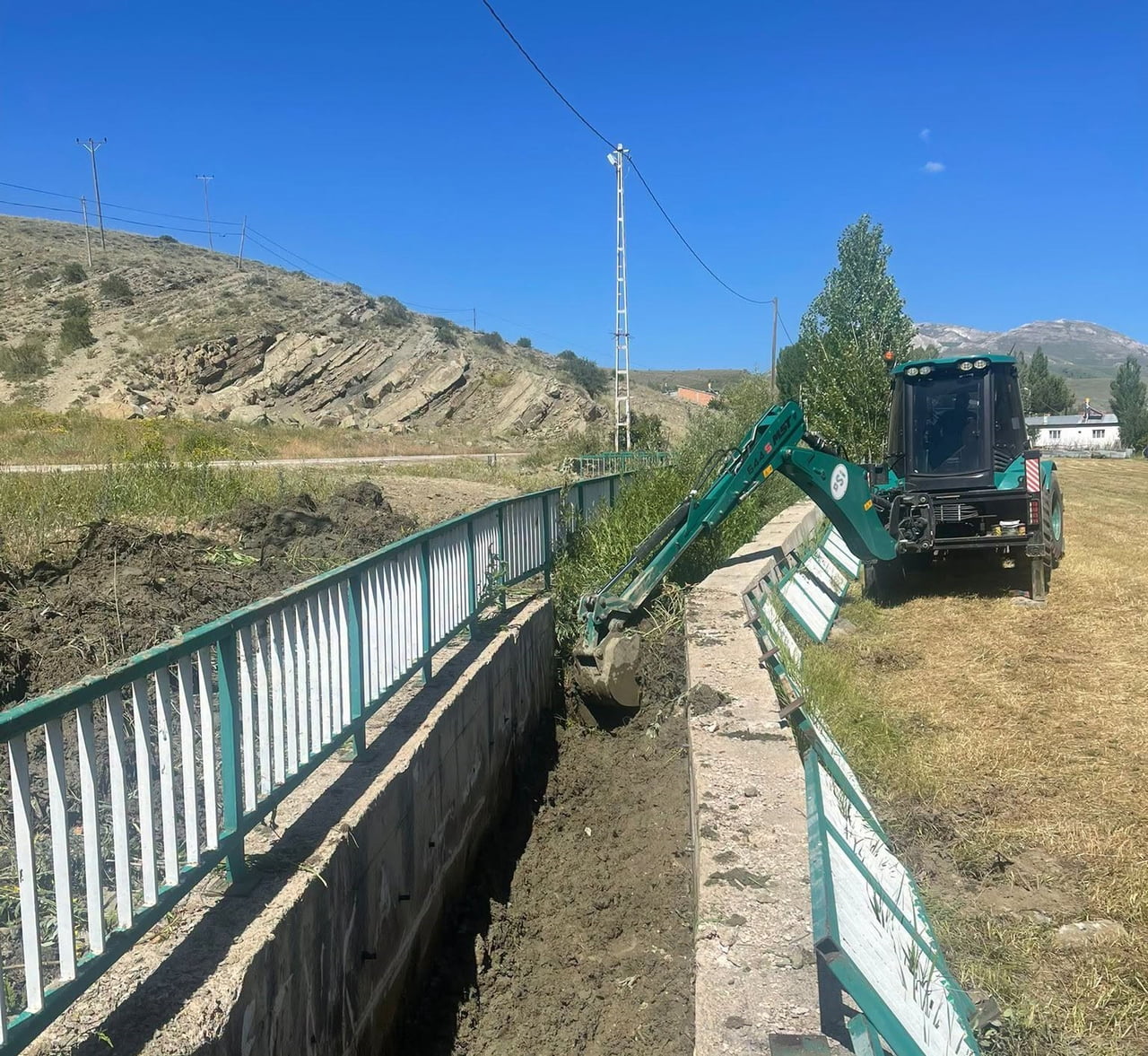 BAYBURT’TA DERE VE SULAMA KANALLARINDA TEMİZLİK ÇALIŞMALARI SÜRÜYOR