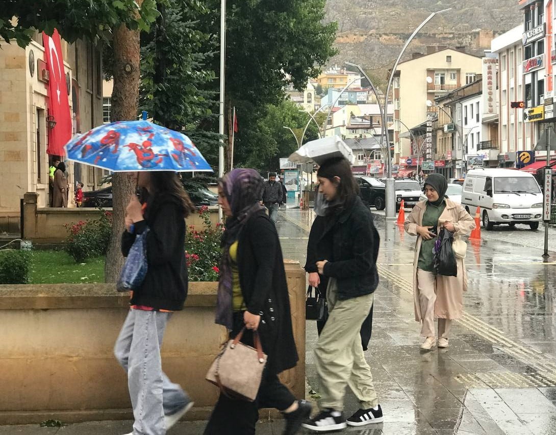 BAYBURT’TA GÖK GÜRÜLTÜLÜ SAĞANAK YAĞIŞ BEKLENİYOR