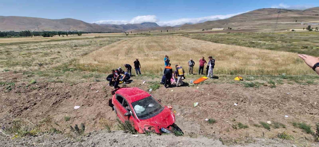 BAYBURT’TA OTOMOBİL TAKLA ATTI, 8 KİŞİ YARALANDI