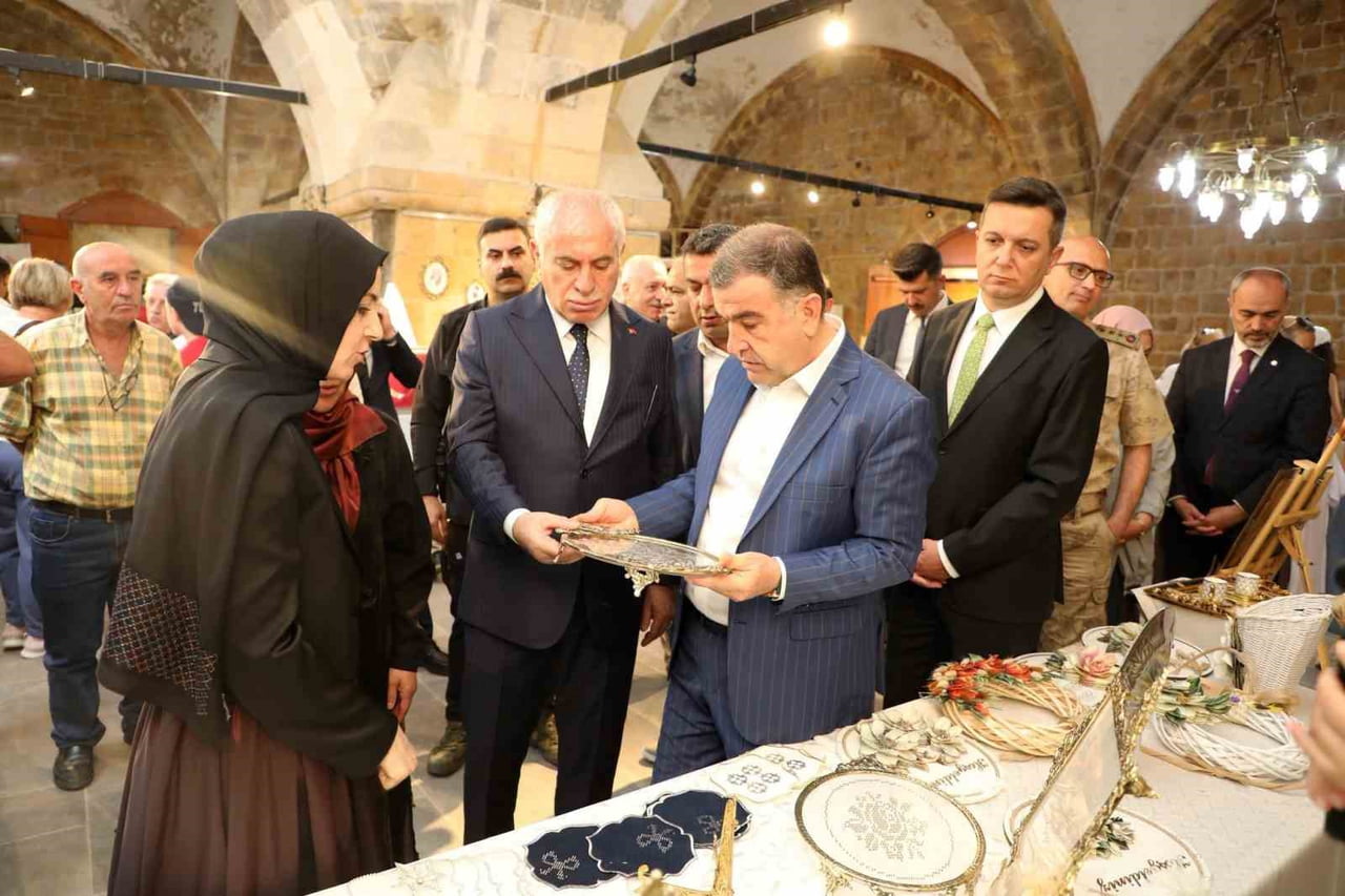 BAYBURT’TA YÖRESEL DOKUMA VE EL SANATLARI SERGİSİ AÇILDI