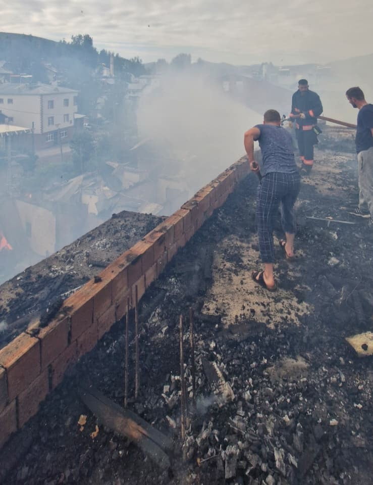 BAYBURT’UN YAZYURDU KÖYÜNDE ÇIKAN YANGINDA BİRKAÇ EV KULLANILAMAZ HALE GELDİ