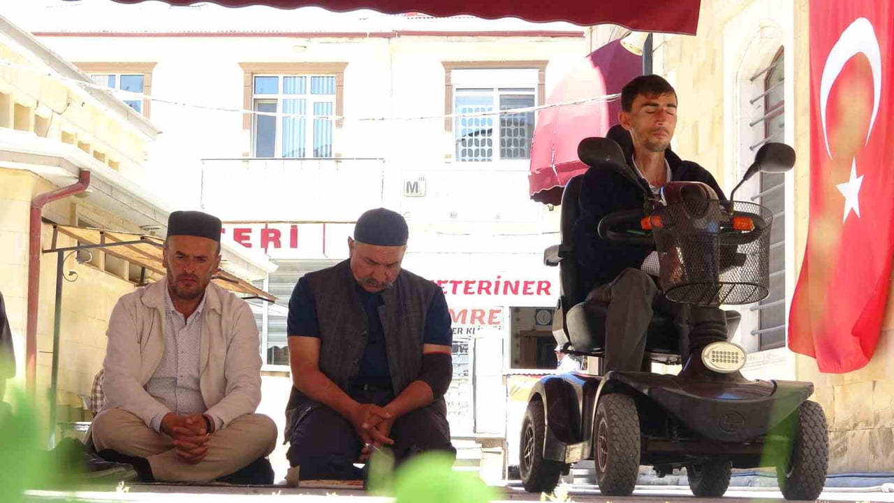 BAYBURTLU GENÇ AKÜLÜ TEKERLEKLİ SANDALYESİYLE CAMİ CEMAATİYLE SAF TUTUYOR: “ALLAH’IN HUZURUNA...
