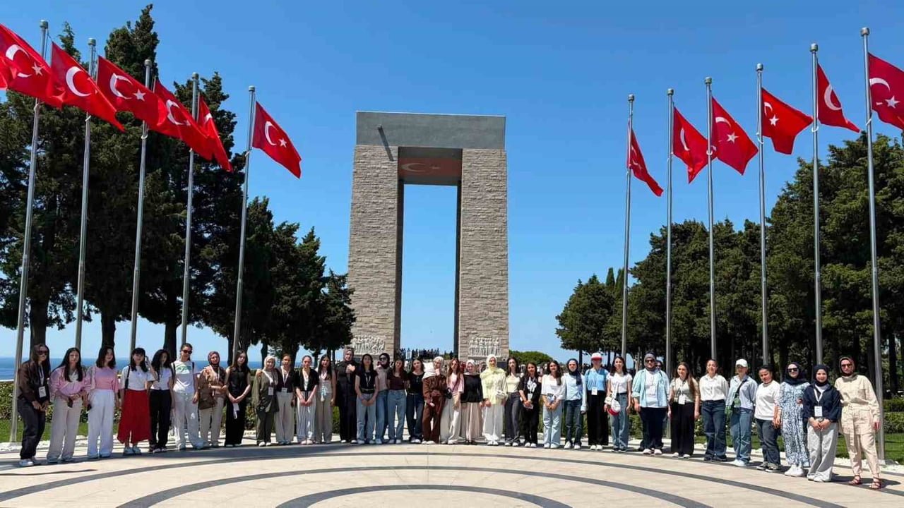 BAYBURTLU GENÇLER ÇANAKKALE’NİN TARİHİ MEKANLARINI ZİYARET ETTİ