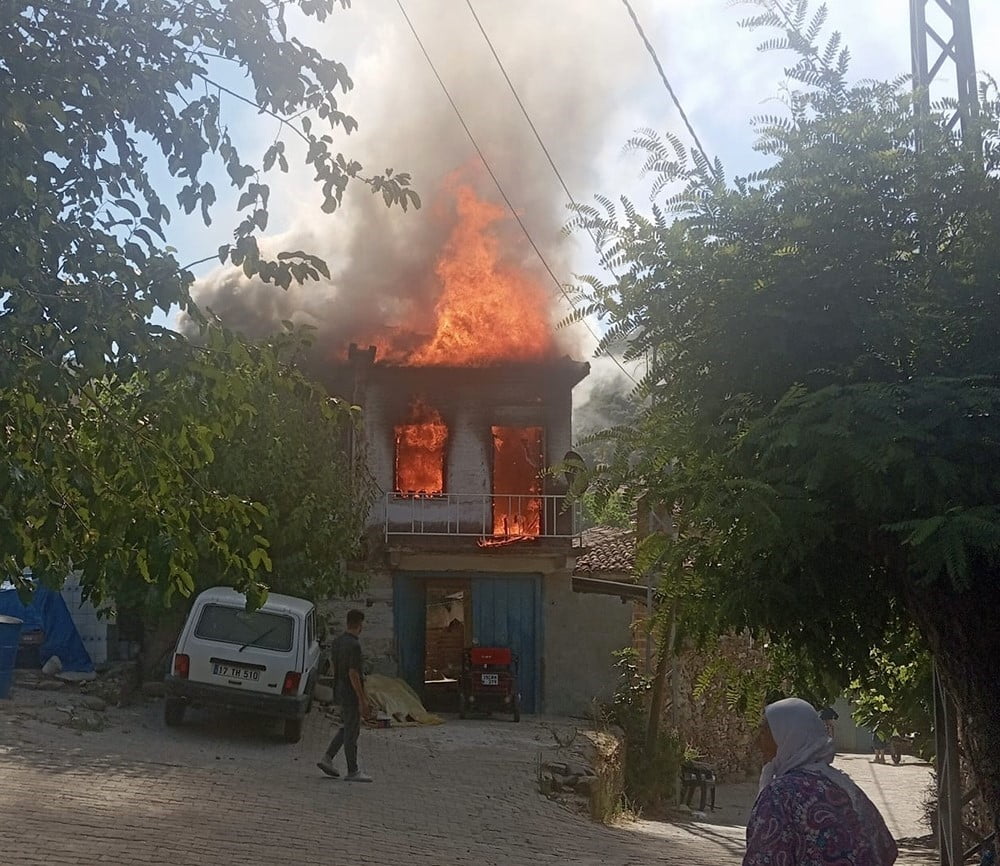 BAYINDIR İLÇESİNDE HENÜZ BELİRLENEMEYEN NEDENLE ÇIKAN YANGINDA İKİ KATLI EV KULLANILAMAZ HALE...