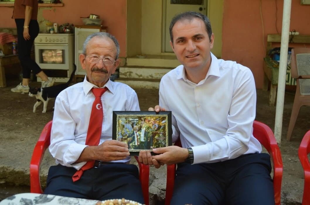BAYINDIR KAYMAKAMI MURAT METE, KIBRIS BARIŞ HAREKATI’NIN 52. YIL DÖNÜMÜ DOLAYISIYLA İLÇEDE YAŞAYAN...