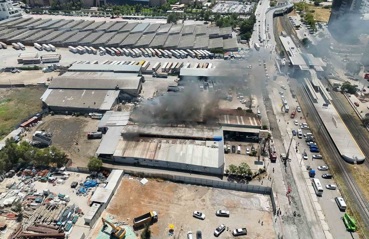 BAYRAKLI'DAKİ YANGIN BÜYÜMEDEN KONTROL ALTINA ALINDI