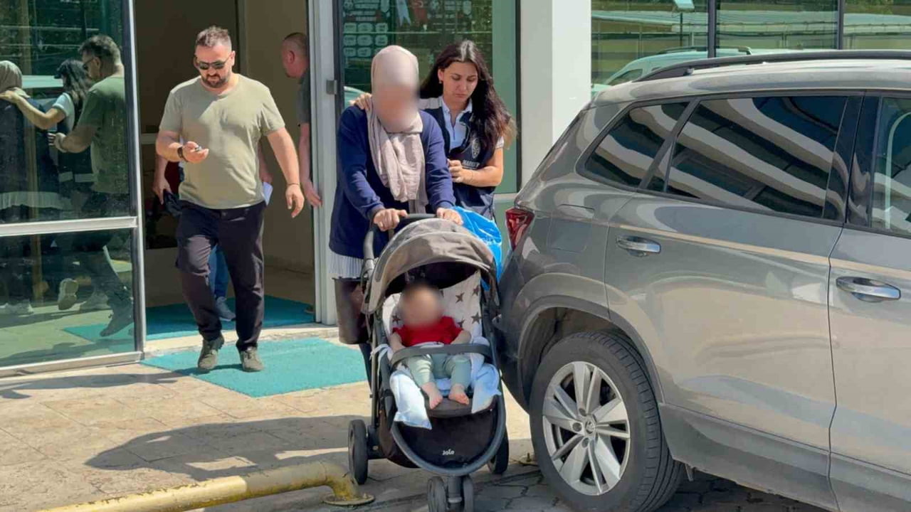 BEBEK ARABASINDA UYUŞTURUCU ELE GEÇEN M.A.(43) ADLI KADIN TUTUKLANARAK CEZAEVİNE GÖNDERİLDİ.