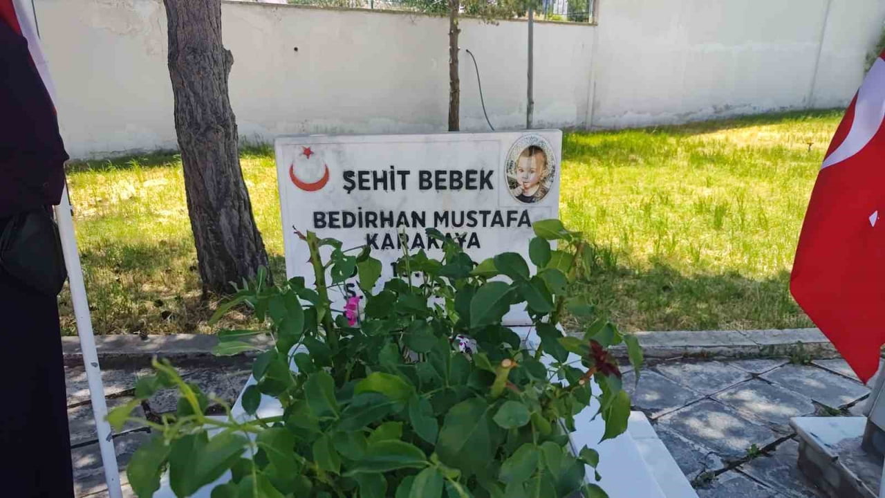 BEDİRHAN KARAKAYA İLE ANNESİ NURCAN KARAKAYA, ŞEHADETLERİNİN 8. YIL DÖNÜMÜNDE KABİRLERİ BAŞINDA...