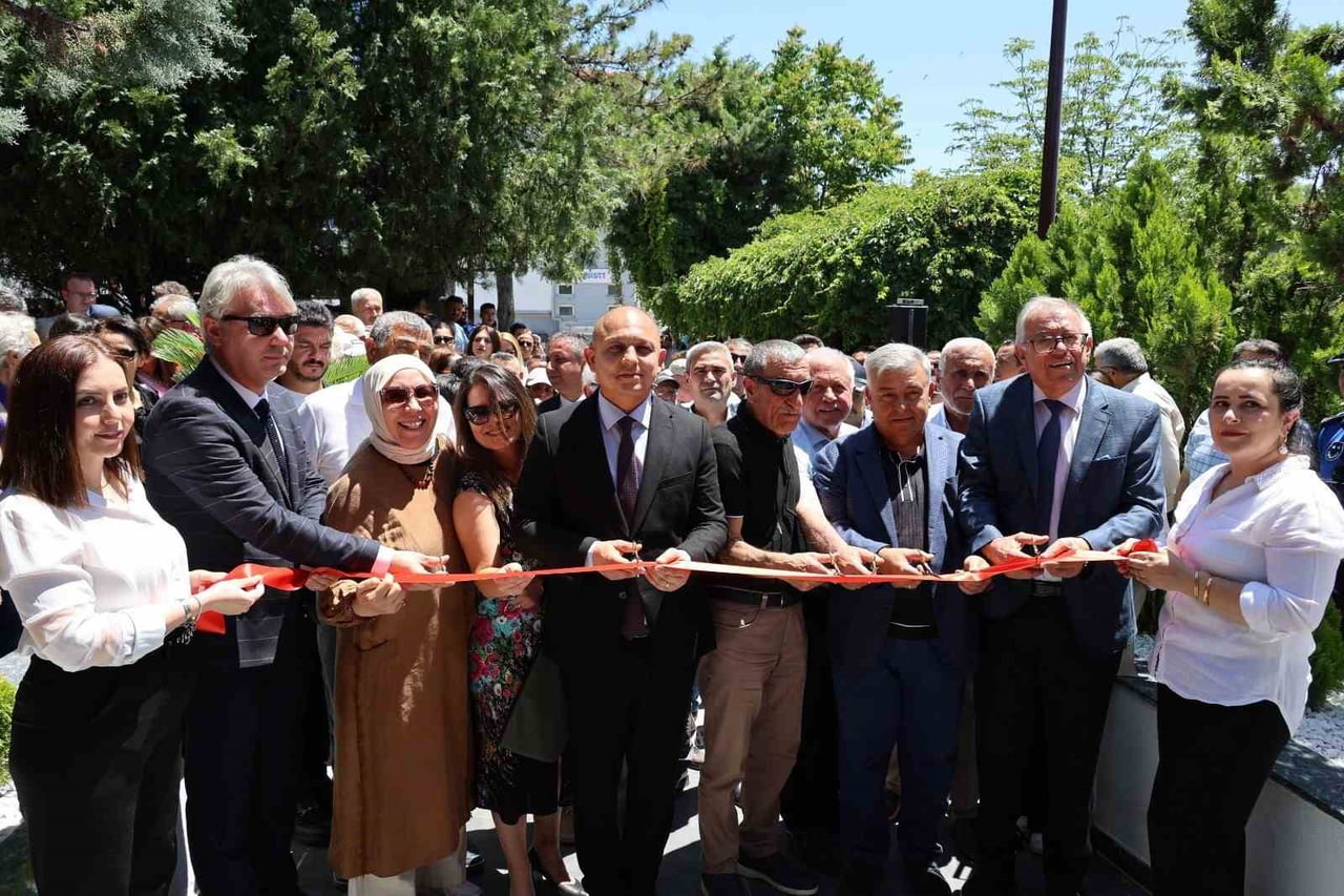 BELEDİYE BAŞKANI AHMET ÖNAL (SOLDAN 5'İNCİ), GEÇTİĞİMİZ HAFTA BÜYÜK ŞEHİR PARKI ARKASINDA HİZMETE...