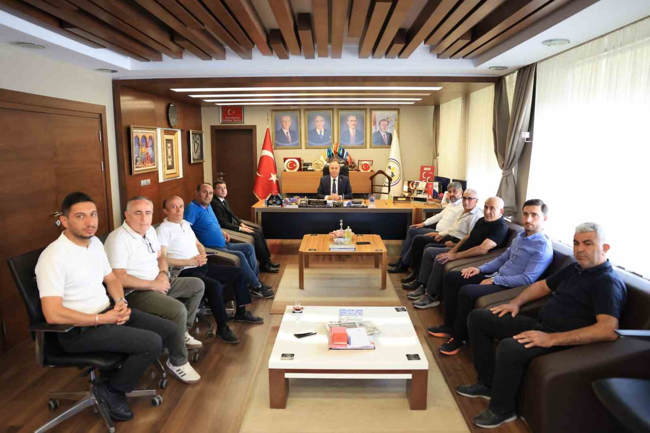 BELEDİYE BAŞKANI ARSLAN, İLÇE JANDARMA KOMUTANI UĞUR GÜRSOY VE MECLİS ÜYELERİ HATIRA FOTOĞRAFI...