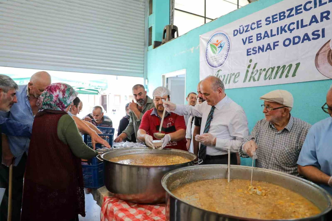 BELEDİYE BAŞKANI FARUK ÖZLÜ, ELİNE ALDIĞI KEPÇE İLE HEM PAZARCI ESNAFININ HEM DE VATANDAŞIN AĞZINI...