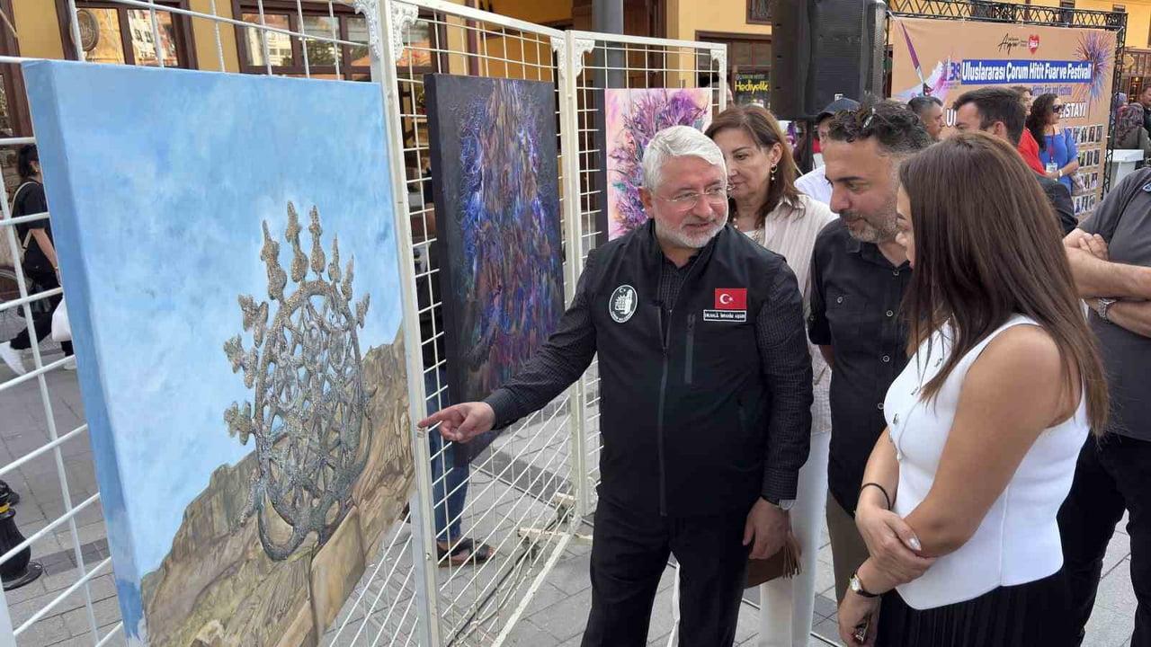 BELEDİYE BAŞKANI HALİL İBRAHİM AŞGIN RESİMLERİ İNCELEDİ.