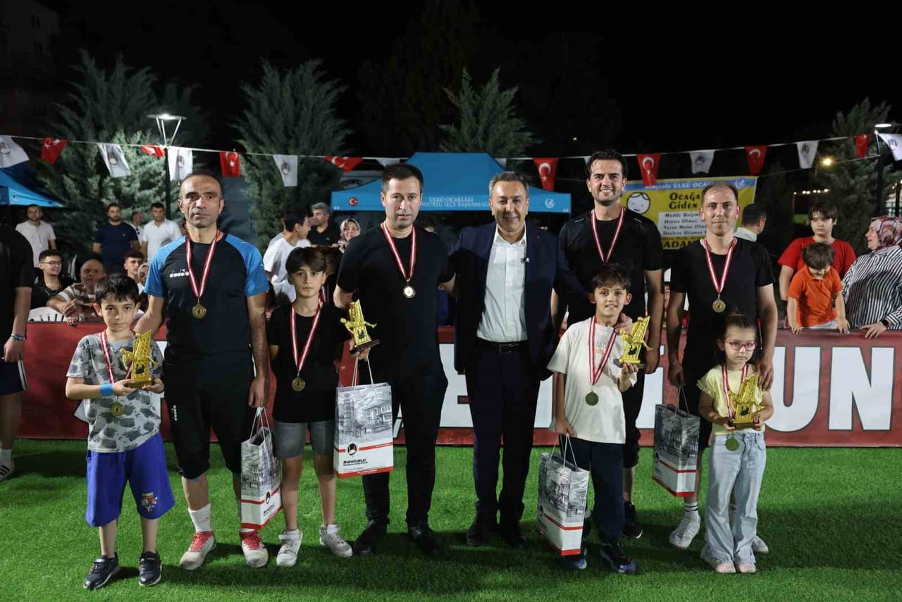BELEDİYE BAŞKANI MUHSİN DERE FUTBOLCULARLA YAKINDAN İLGİLENDİ.