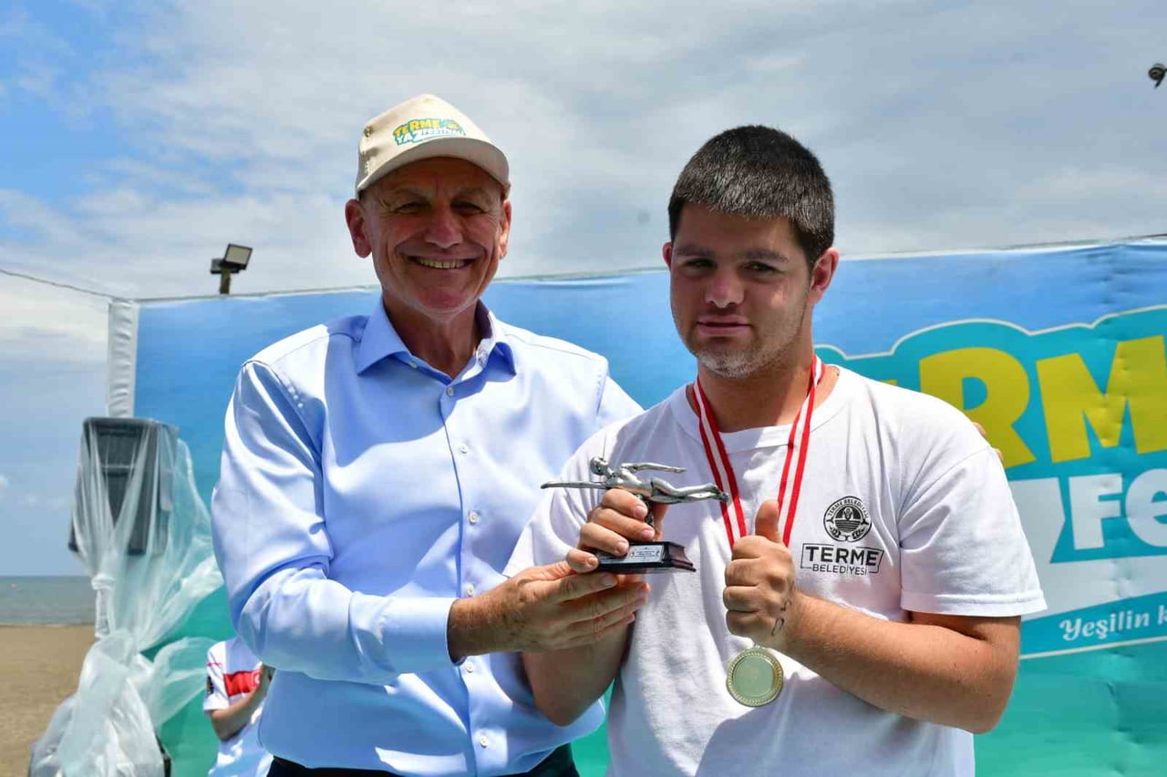 BELEDİYE BAŞKANI ŞENOL KUL VE DOWN SENDROMLU ÖZEL SPORCU CENK KEÇOĞLU