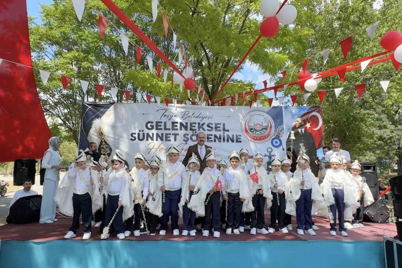 BELEDİYE BAŞKANI VOLKAN KAVAKLIGİL, ÇOCUKLARLA FOTOĞRAF ÇEKTİRDİ.
