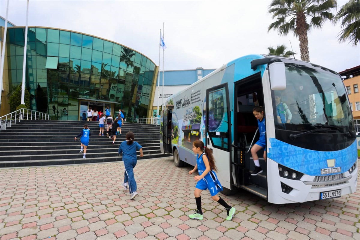 BELEDİYE, FARKLI BRANŞLARDA DÜZENLEDİĞİ ÜCRETSİZ SPOR EĞİTİMLERİNİN YANI SIRA, SPORCU...
