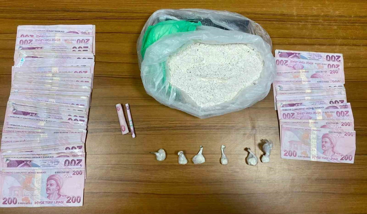 BELİRLENEN ADRESE OPERASYON DÜZENLEYEN EKİPLERCE YAPILAN ARAMADA, SATIŞA HAZIR 6 PARÇA HALİNDE 9,2...