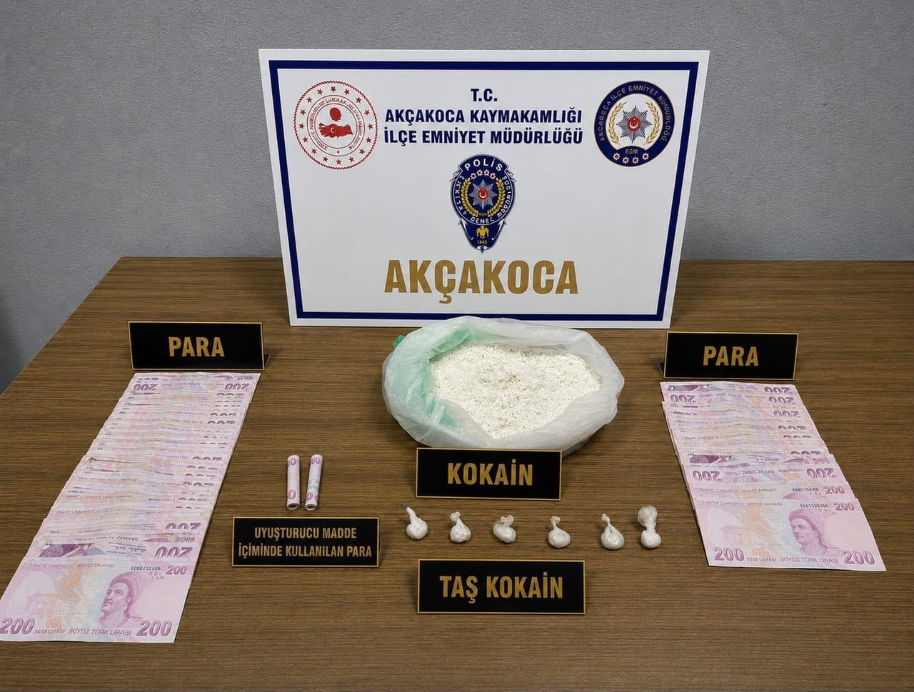 BELİRLENEN ADRESE OPERASYON DÜZENLEYEN EKİPLERCE YAPILAN ARAMADA, SATIŞA HAZIR 6 PARÇA HALİNDE 9,2...