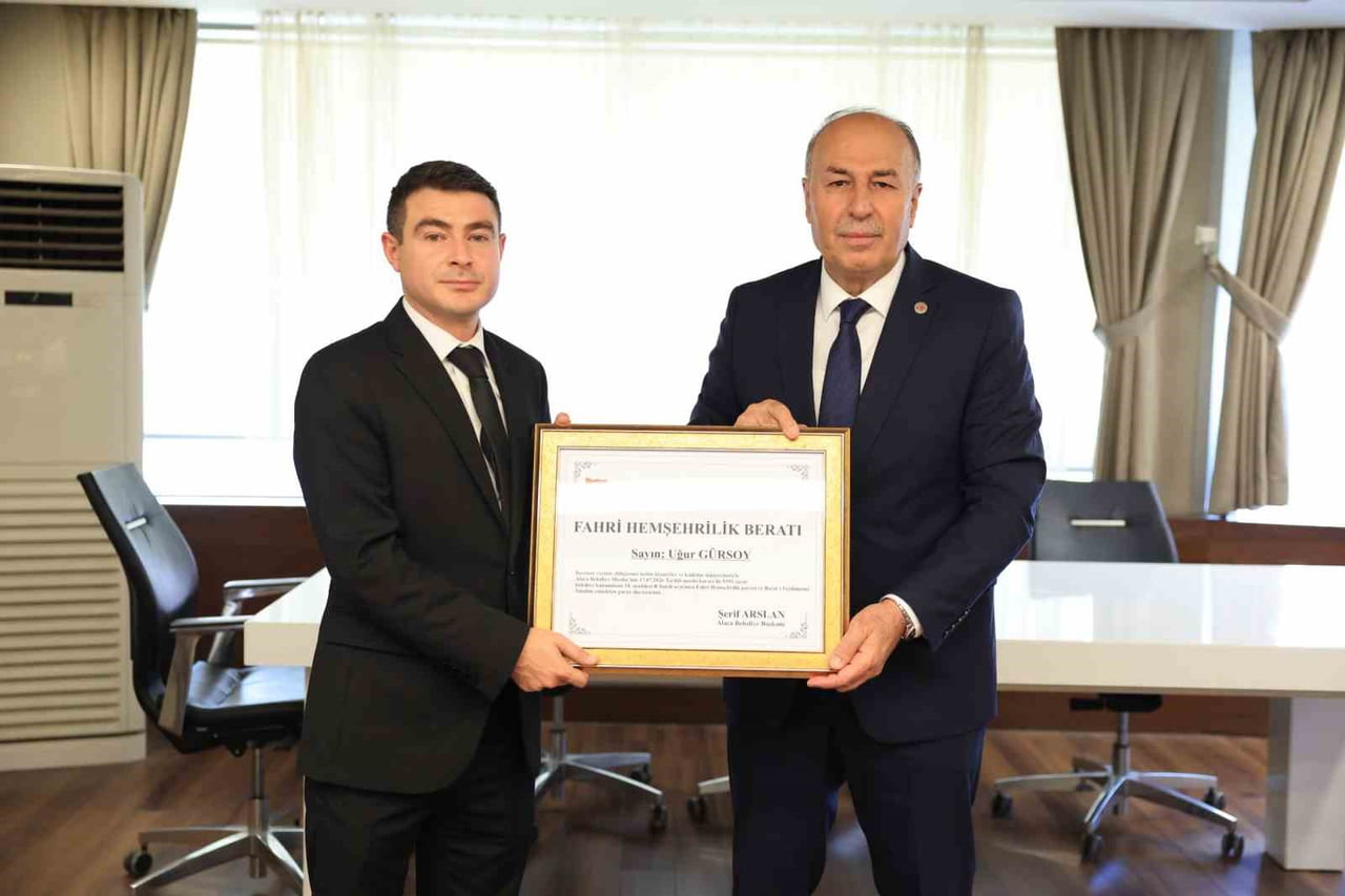 BERAT, BELEDİYE BAŞKANI ŞERİF ARSLAN (SAĞDA), TARAFINDAN UĞUR GÜRSOY'A (SOLDA) TAKDİM...
