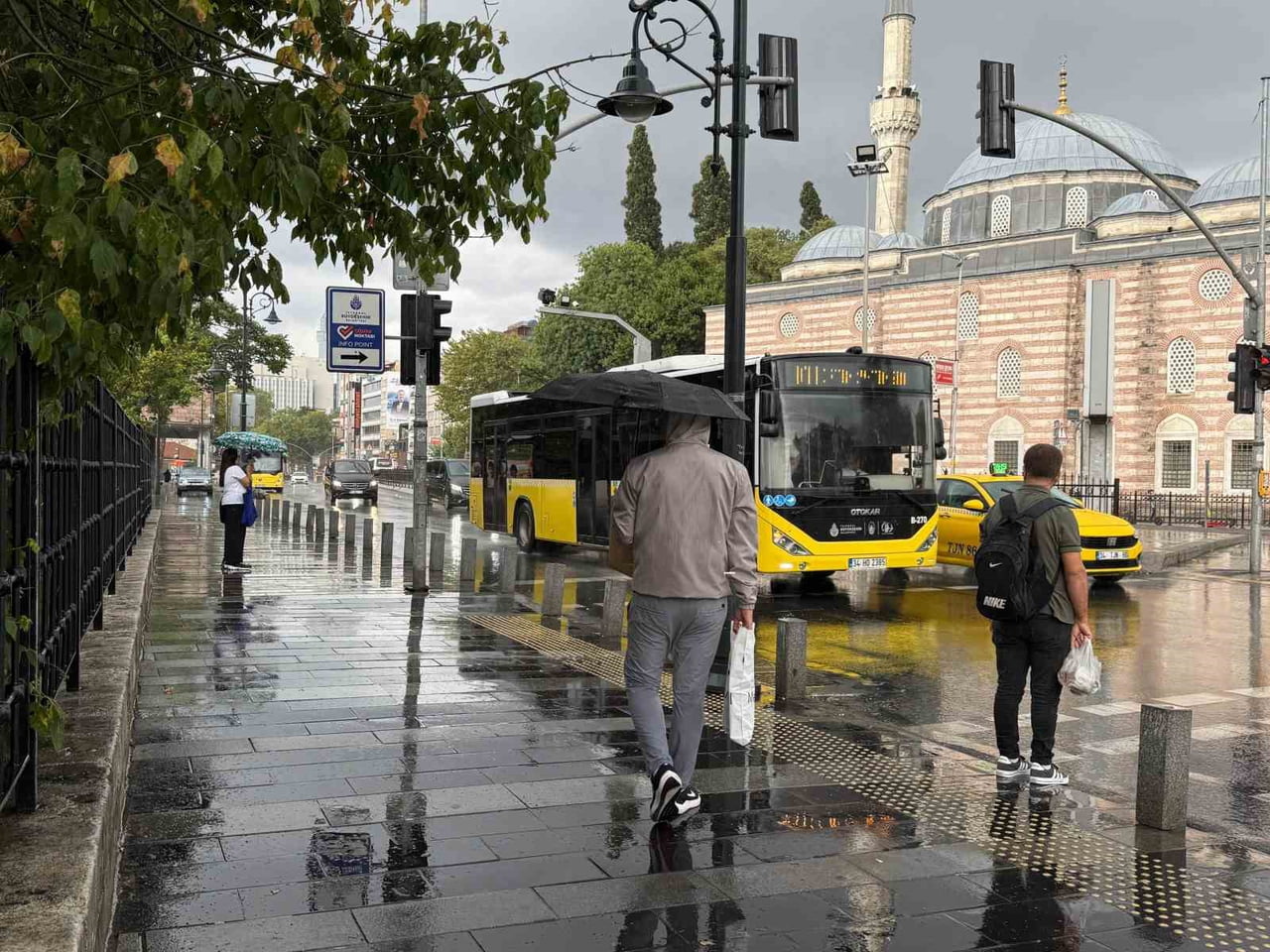 BEŞİKTAŞ'TA SAĞANAK ETKİLİ OLUYOR