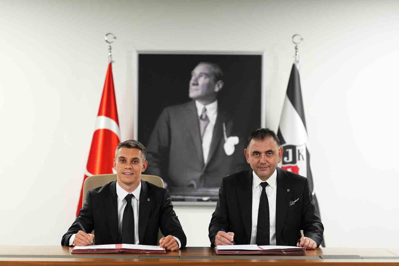 BEŞİKTAŞ, BELÇİKALI KANAT OYUNCUSU LEANDRO TROSSARD İLE 3+1 YILIK SÖZLEŞME İMZALADIĞINI KAMUYU...