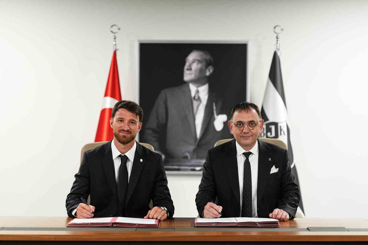 BEŞİKTAŞ, MİLLİ OYUNCU SALİH ÖZCAN İLE 3+1 YILLIK SÖZLEŞME İMZALANDIĞINI AÇIKLADI.