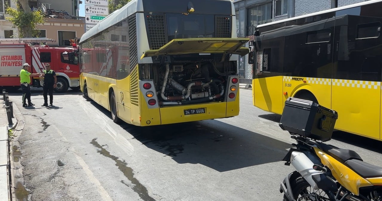 BEŞİKTAŞ ORTAKÖY’DE SEYİR HALİNDEKİ BİR İETT OTOBÜSÜNÜN MOTOR KISMINDA ARIZA MEYDANA GELDİ. ARIZA...