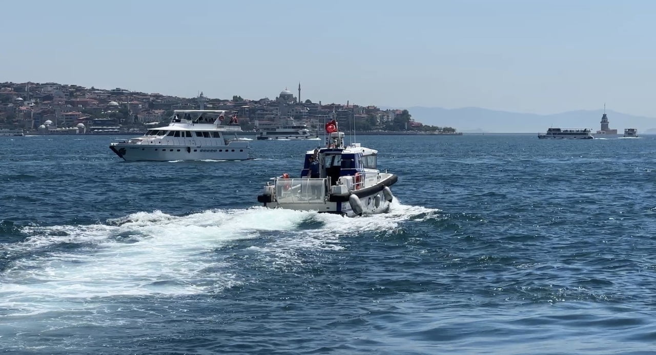 BEŞİKTAŞ SAHİLİ AÇIKLARINDA VAPURDAKİ YOLCULAR TARAFINDAN DENİZDE HAREKETSİZ ŞEKİLDE DURAN VE...